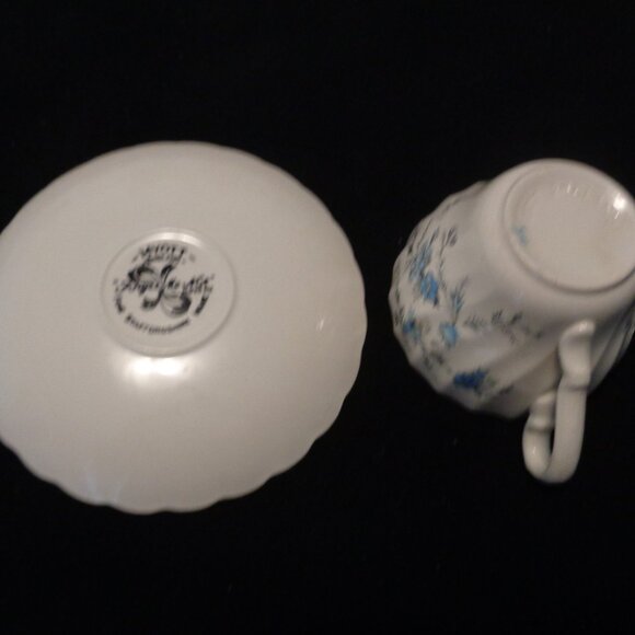 VINTAGE ENGLISH STYLED FLORALS BLUE & WHITE CUP N SAUCER BY MYOTT - Picture 10 of 10